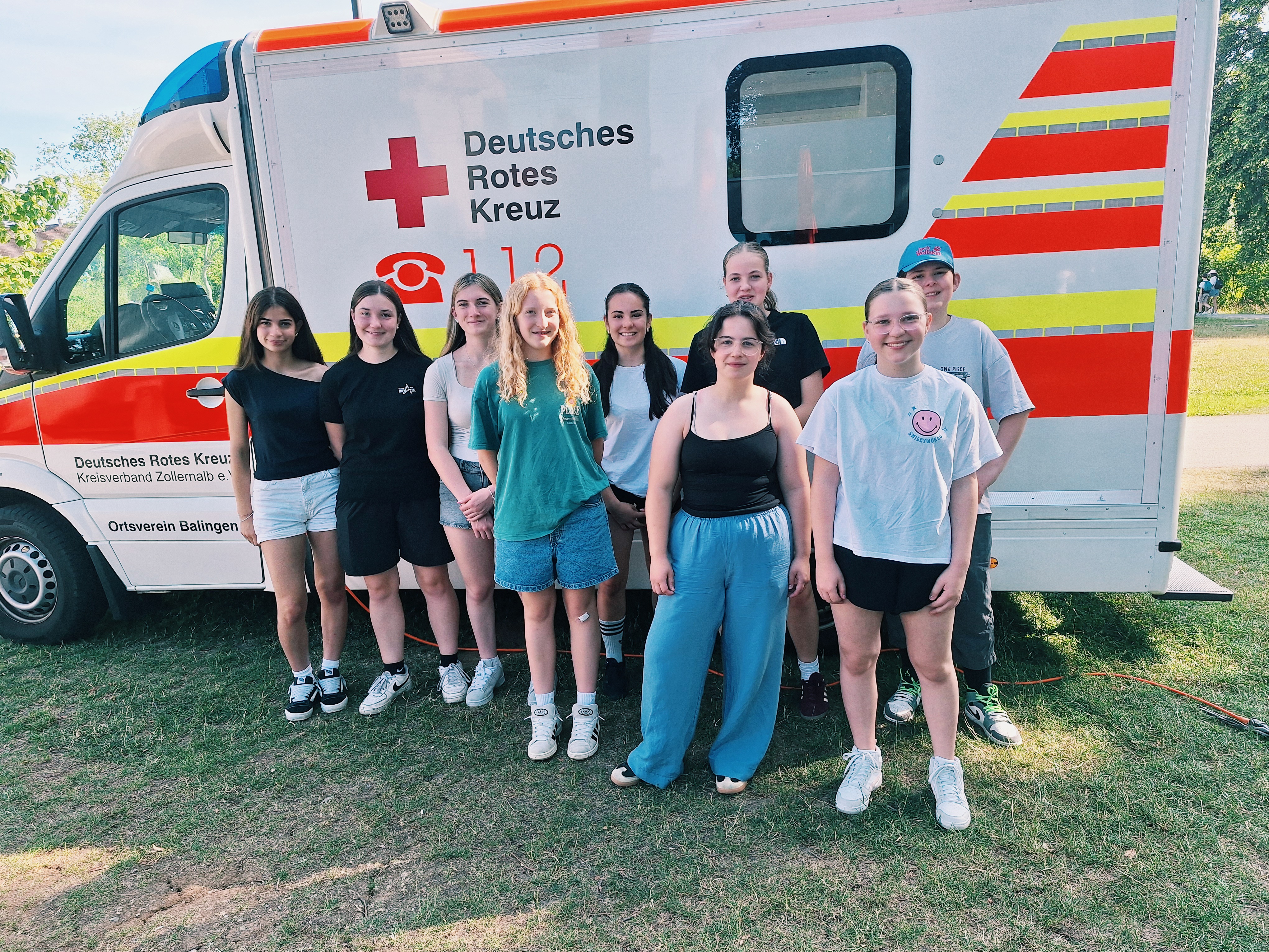 Highlight: DRK Praxistag am 26. Juni in Balingen Hintere Reihe von links: Ceylin Cep, Teresa Baur, Emely Gonser, Melissa Erol, Kathi Schmid, Vinko Mikulic. Vordere Reihe von links: Luisa Ott, Hanna Theurer, Ina Scheu